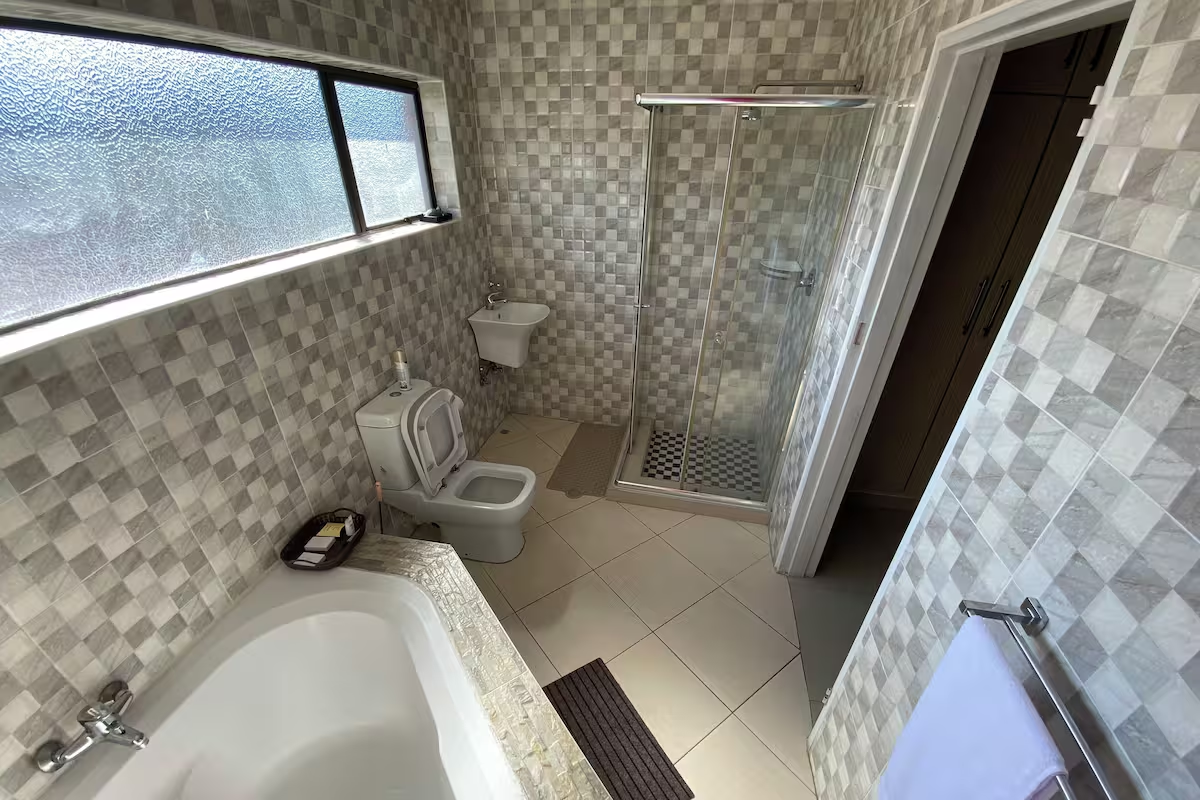 Deluxe Double or Twin Room — image 4